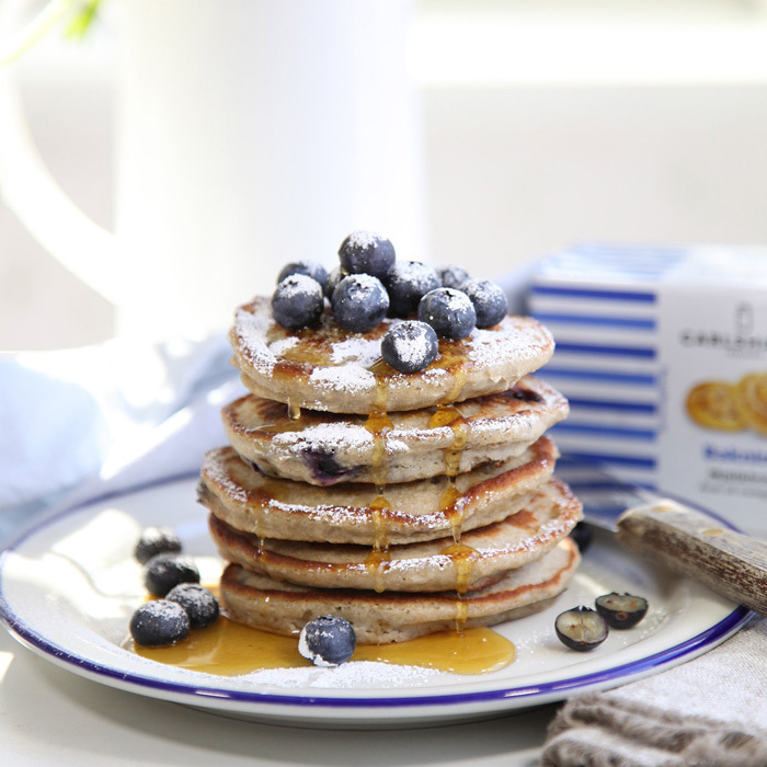 Veganska blueberry pancakes med färska blåbär och lönnsirap