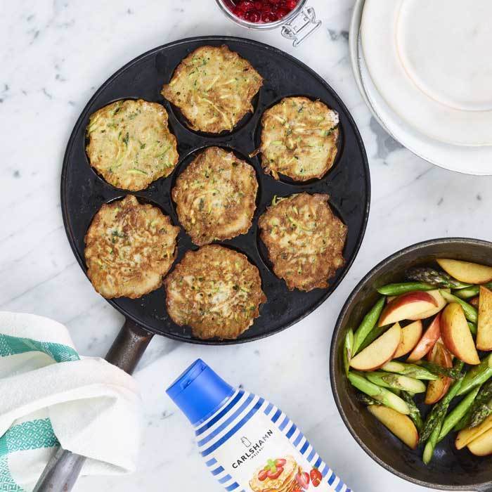 Zucchini- och boveteplättar med stekt sparris och äpple & rårörda lingon